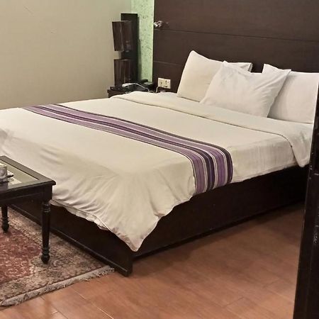 Hira Guest House Karachi Buitenkant foto