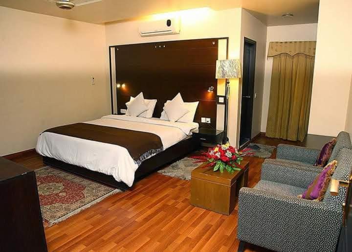 Hira Guest House Karachi Buitenkant foto