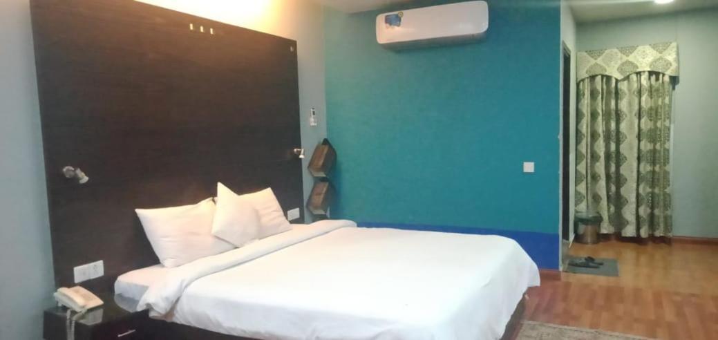 Hira Guest House Karachi Buitenkant foto