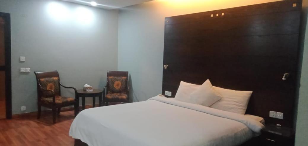 Hira Guest House Karachi Buitenkant foto