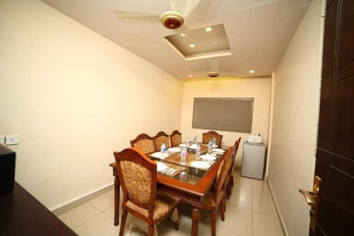 Hira Guest House Karachi Buitenkant foto
