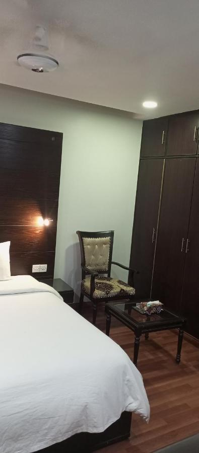 Hira Guest House Karachi Buitenkant foto
