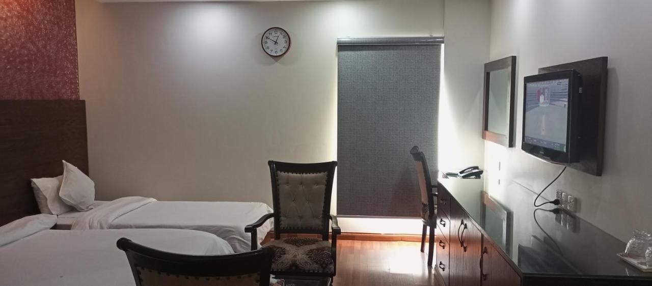 Hira Guest House Karachi Buitenkant foto