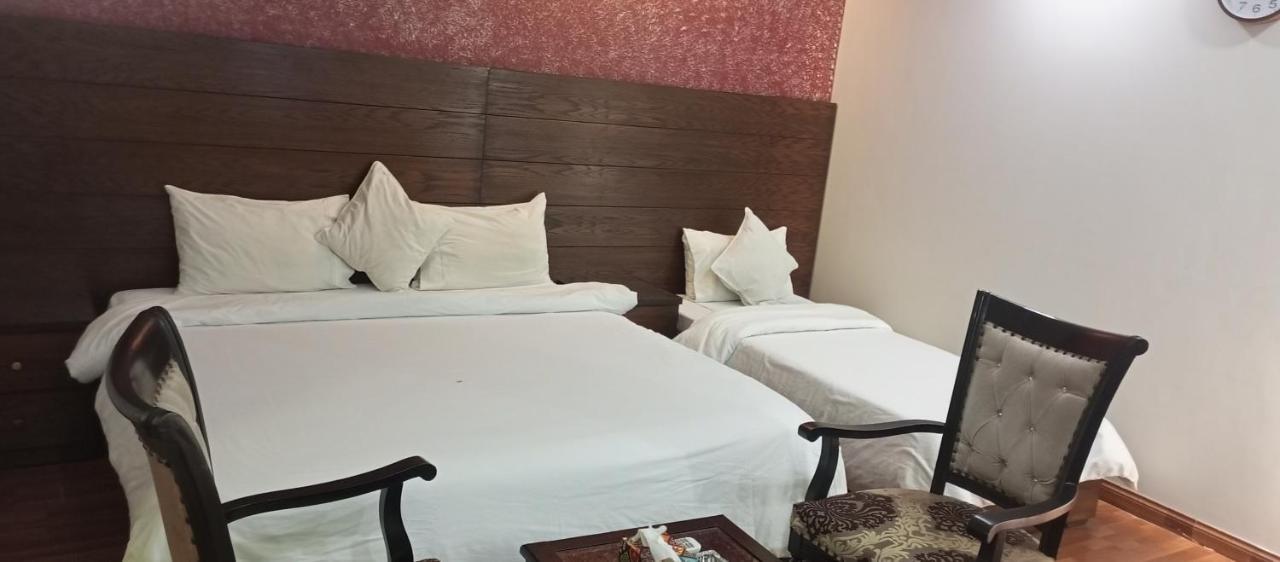 Hira Guest House Karachi Buitenkant foto