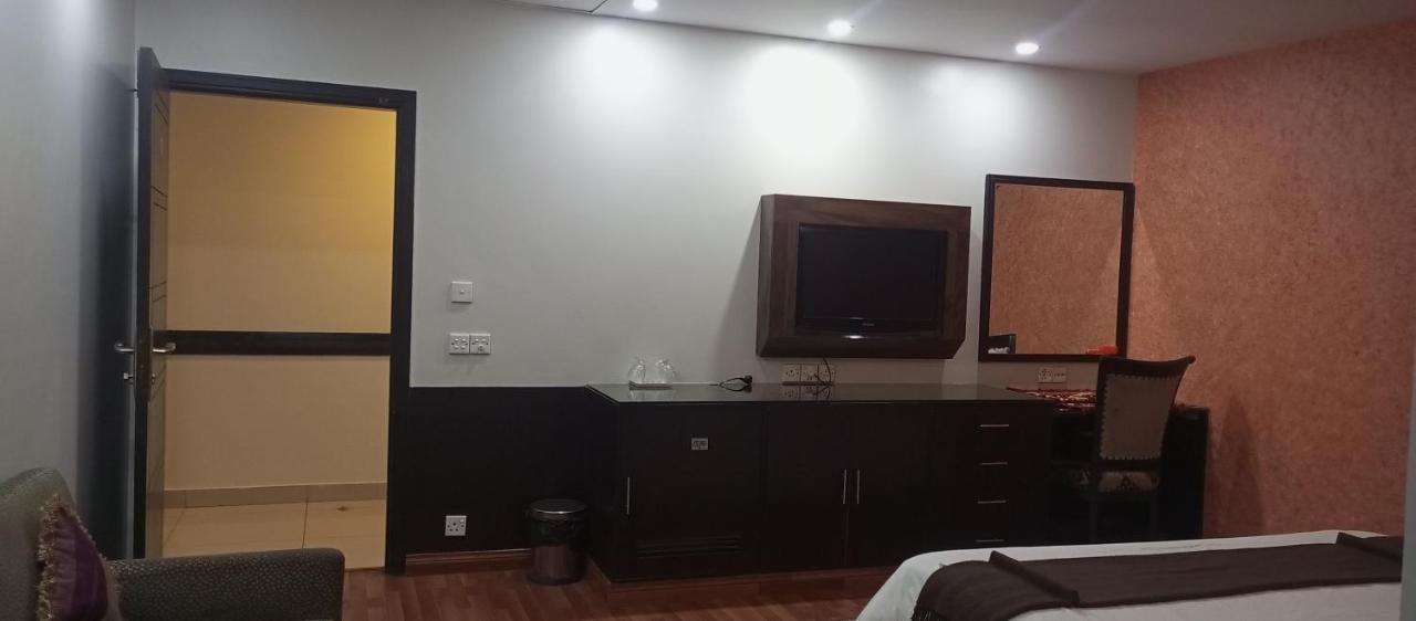 Hira Guest House Karachi Buitenkant foto