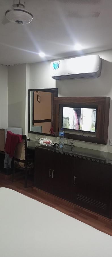 Hira Guest House Karachi Buitenkant foto