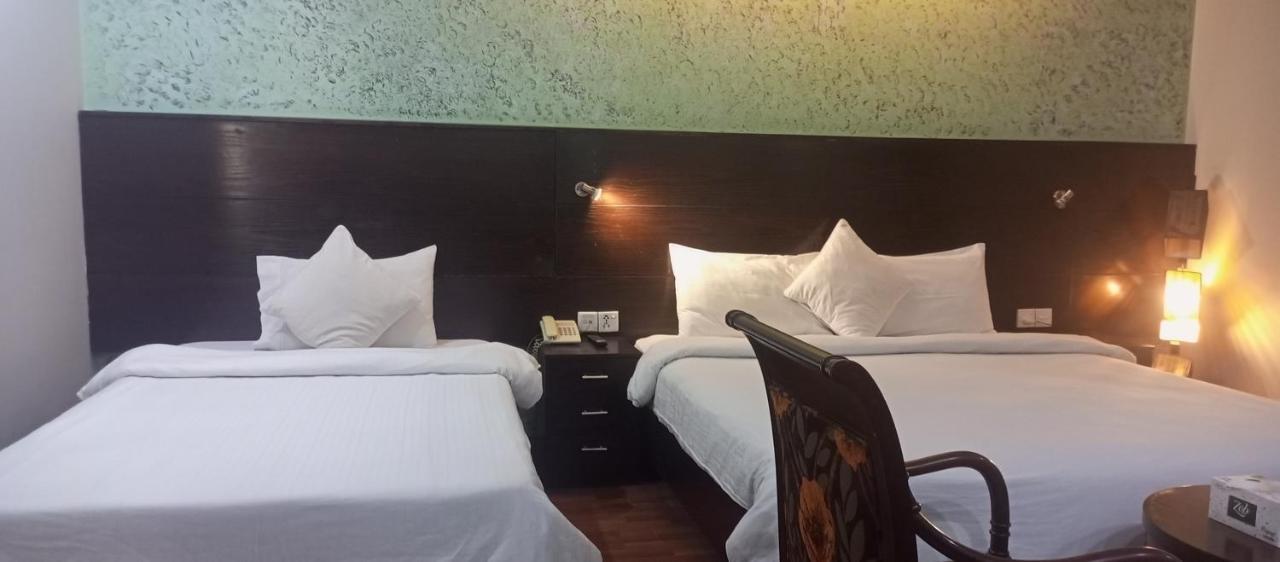 Hira Guest House Karachi Buitenkant foto