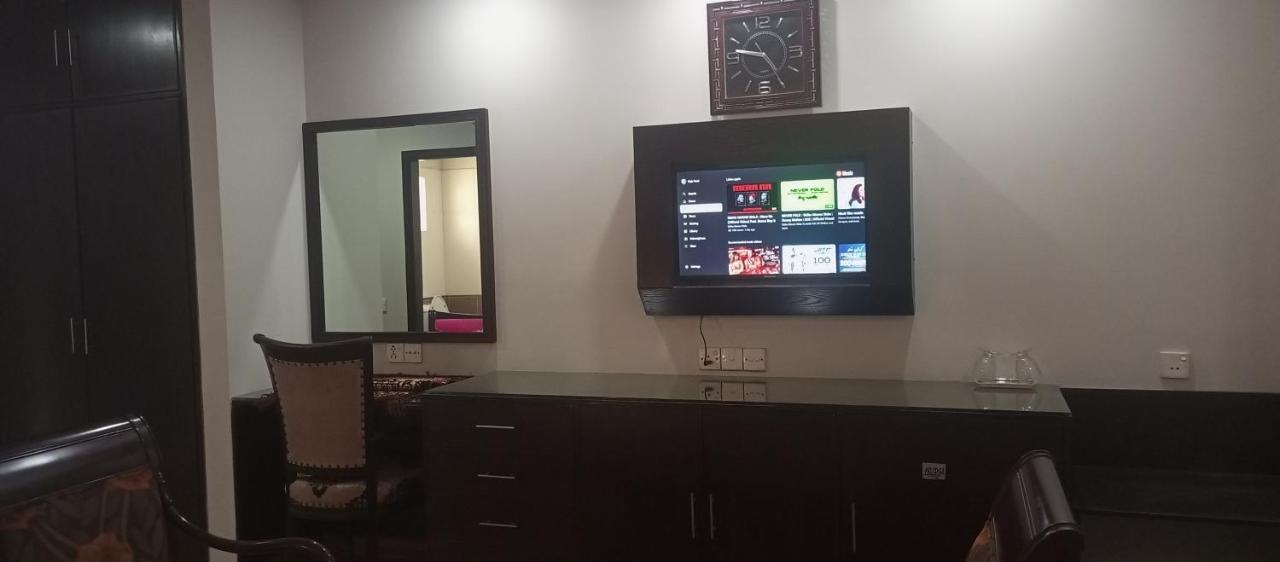 Hira Guest House Karachi Buitenkant foto