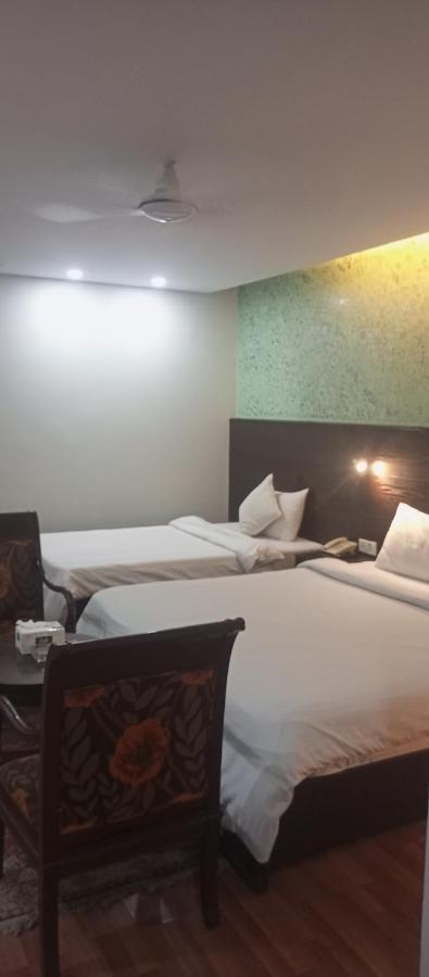 Hira Guest House Karachi Buitenkant foto
