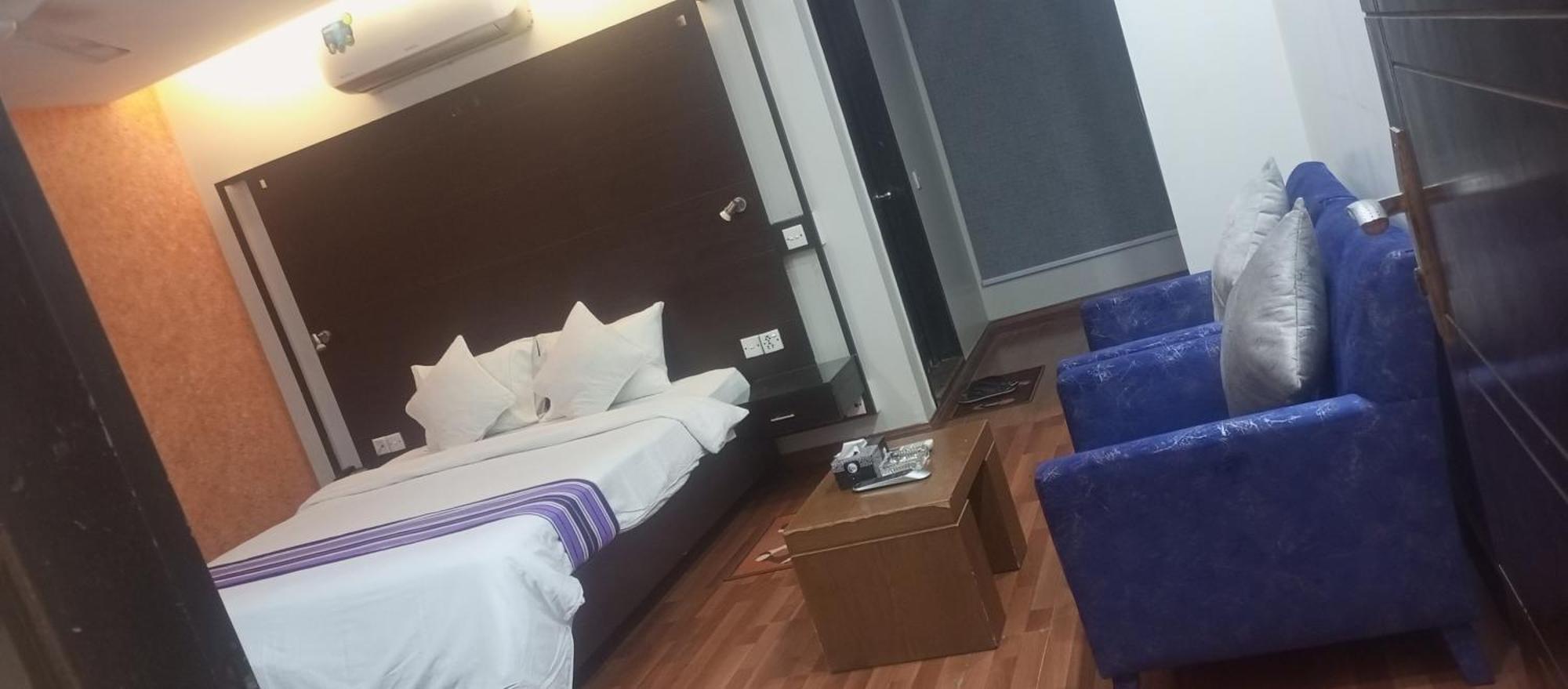 Hira Guest House Karachi Buitenkant foto