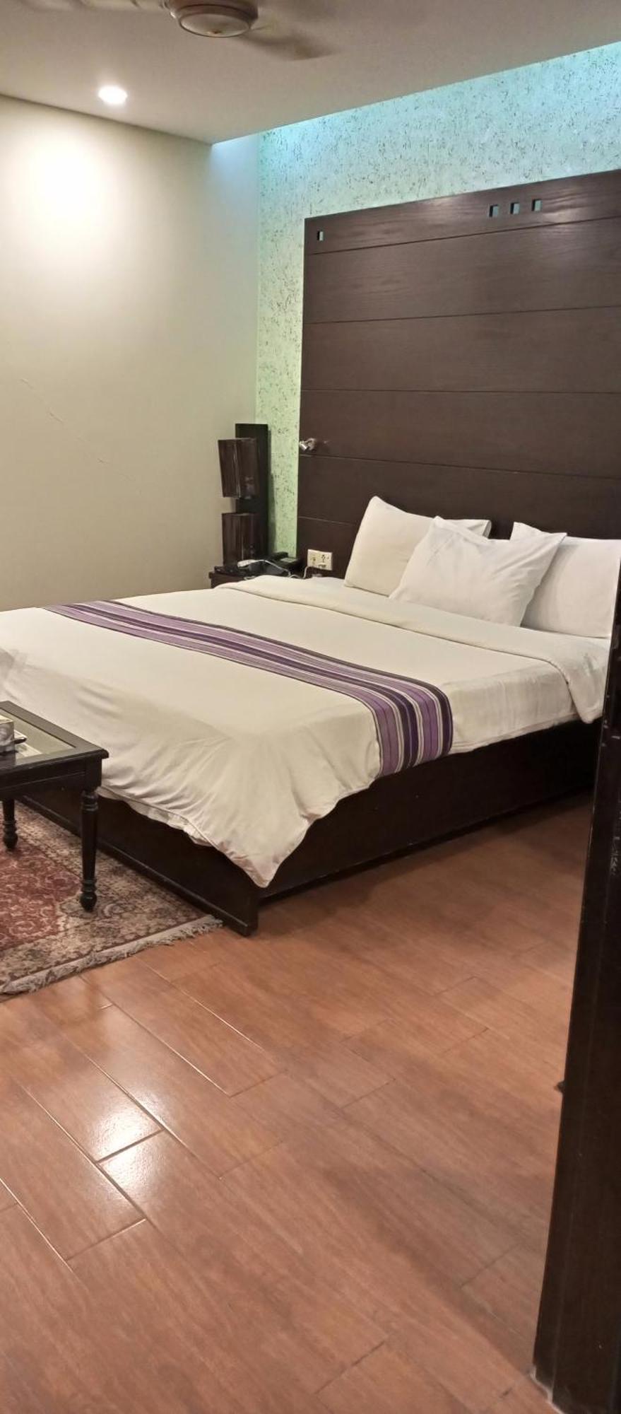 Hira Guest House Karachi Buitenkant foto